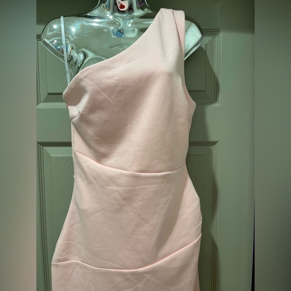 Lulu’s pink One shoulder dress NWT Medium it’s a light pink good material. - Picture 3 of 10